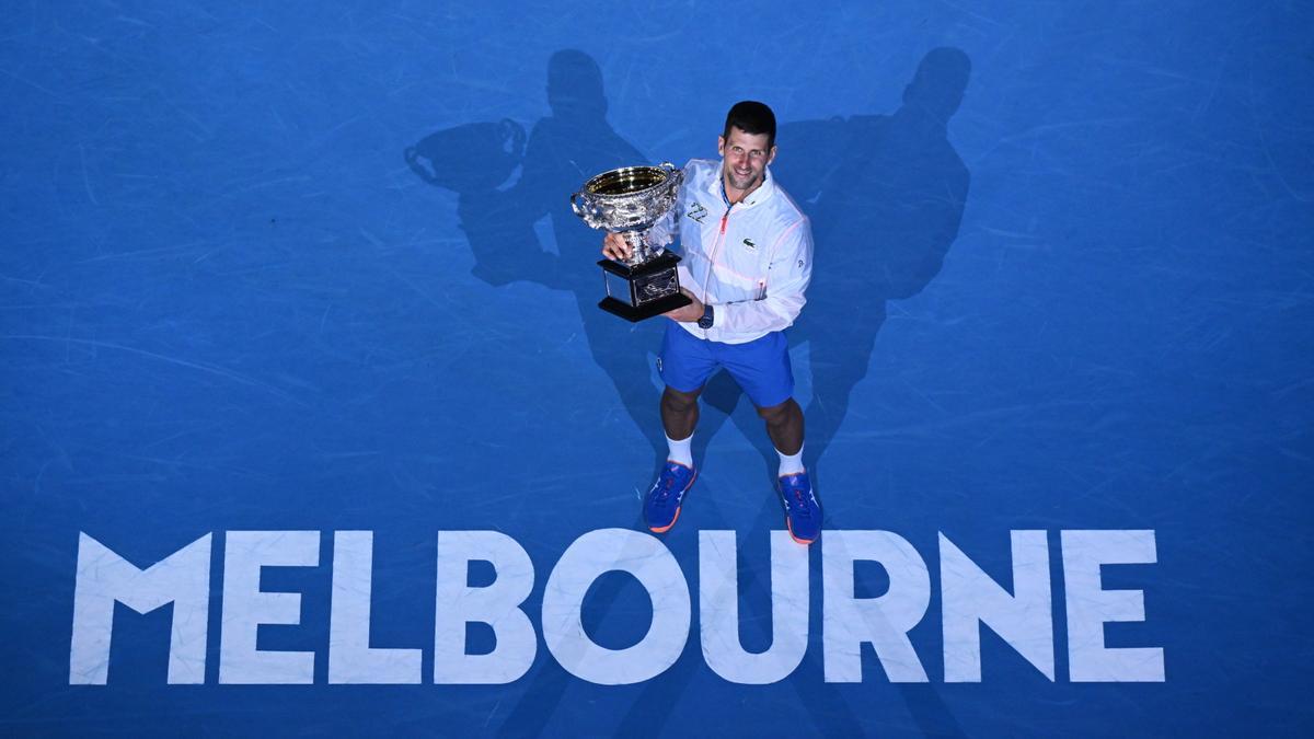 Djokovic posa con su décimo título en Melbourne