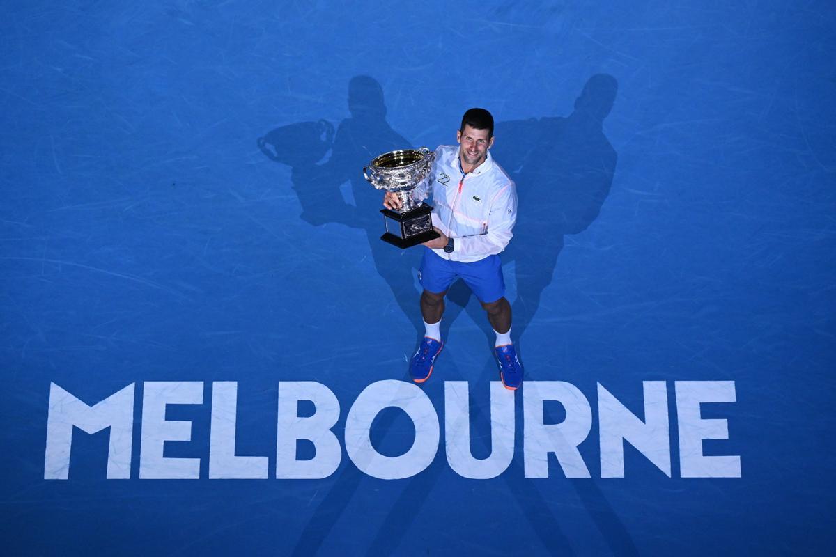 Djokovic posa con su décimo título en Melbourne