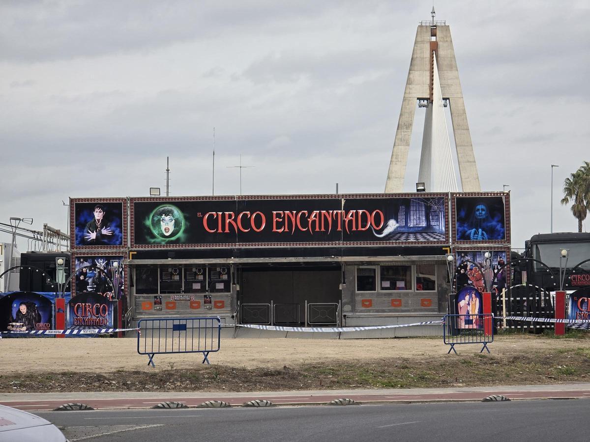 Parcela de Valdepasillas donde está instalado El Circo Encantado, con vallas y cintas de la Policía Local de Badajoz.