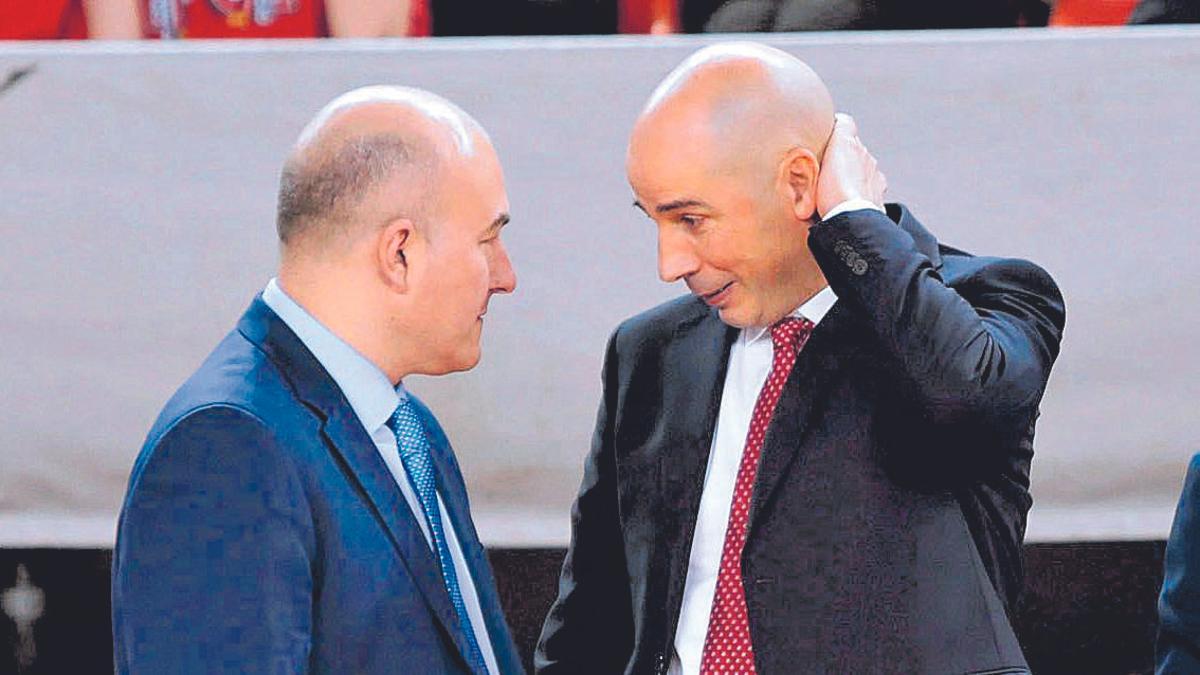 Joan Peñarroya dialoga con su antecesor en el cargo, Jaume Ponsarnau, antes de un encuentro.