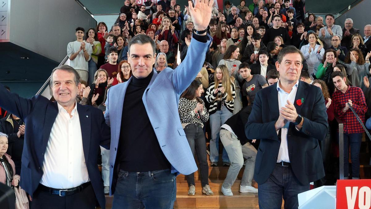 El presidente del Gobierno, Pedro Sánchez, junto al candidato del PSdeG, José Ramón Besteiro, y el alcalde de Vigo, Abel Caballero, durante un mitin el pasado sábado.