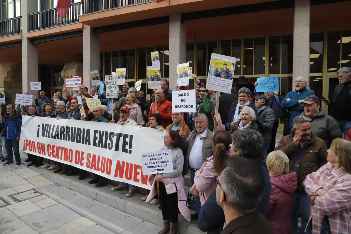 Protesta de los vecinos de Villarrubia ante el Ayuntamiento pidiendo un centro de salud.