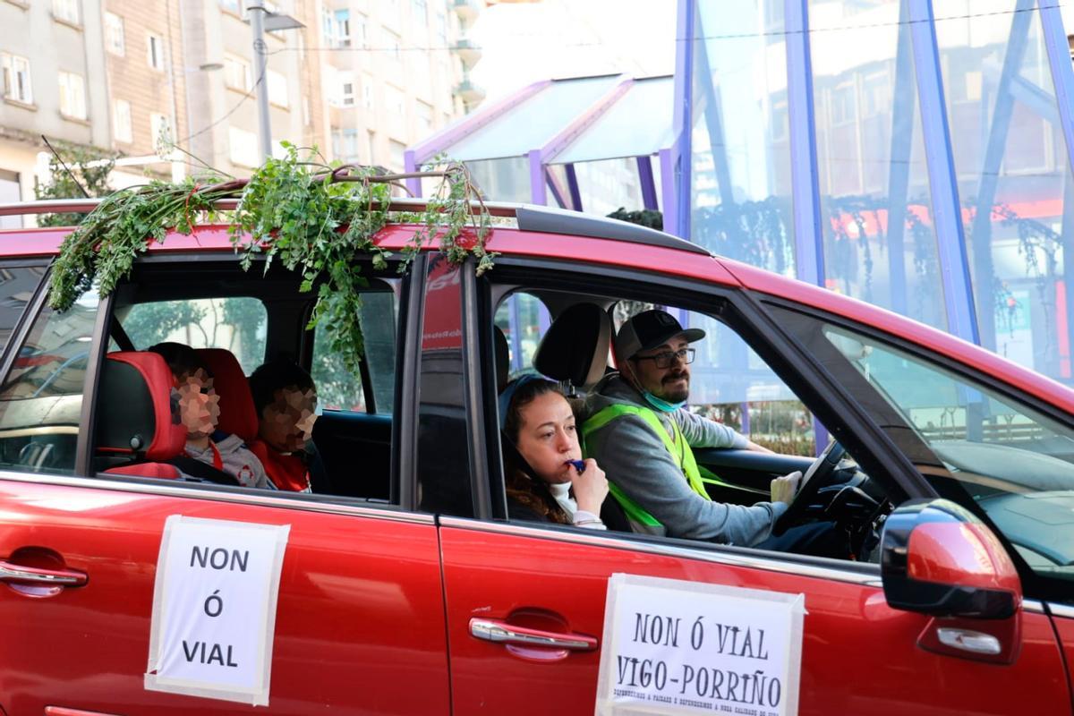 Decenas de coches toman el centro de Vigo para protestar contra el vial de Beade