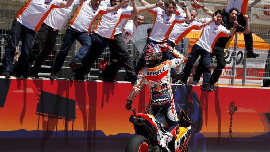 Marc Márquez celebra la victoria con la gente de su garaje. // Paul Buck