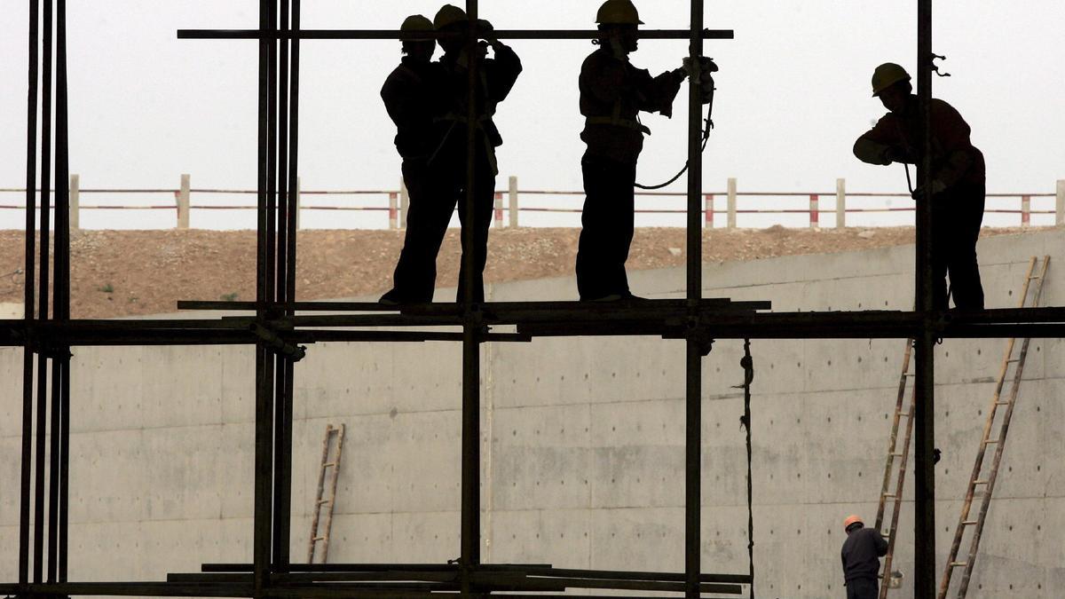 Trabajadores de la construcción, montando la estructura para una obra.