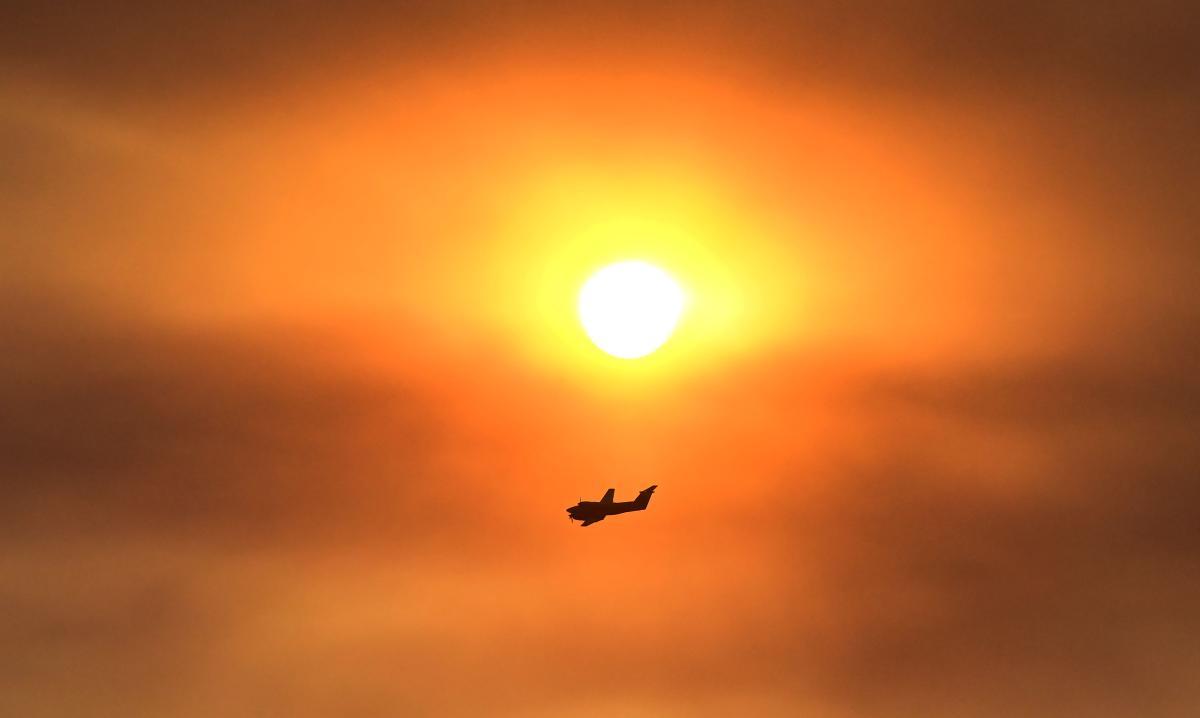 Lucha sin tregua contra el fuego en Hemet (California)