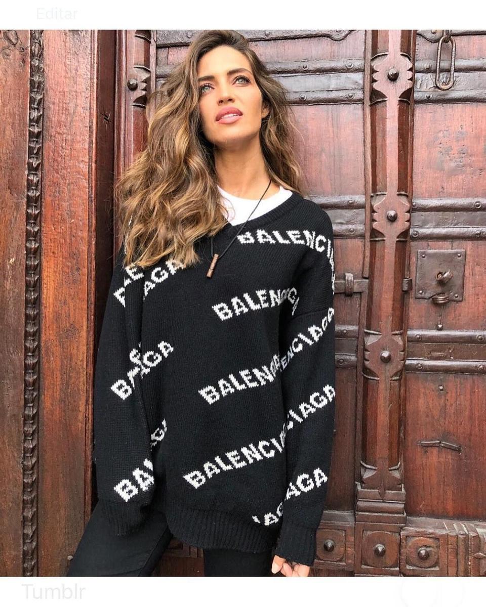Sara Carbonero con jersey de Balenciaga