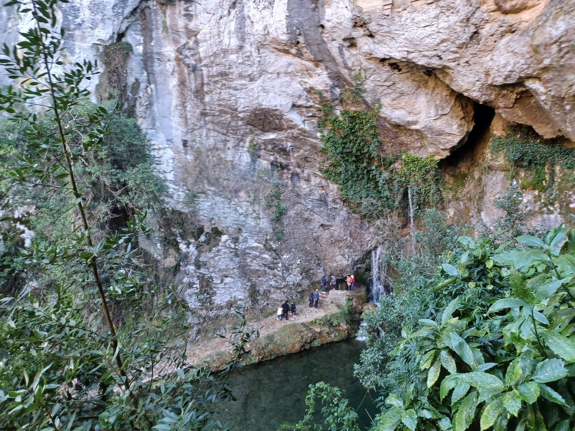 Leones de Papa, jardines de Príncipe y camposanto secreto, las mil y una curiosidades de Covadonga