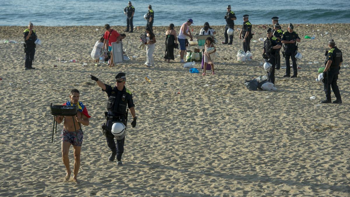 Desalojo y  limpieza de la playa de Nova Icaria tras la verbena de Sant Joan