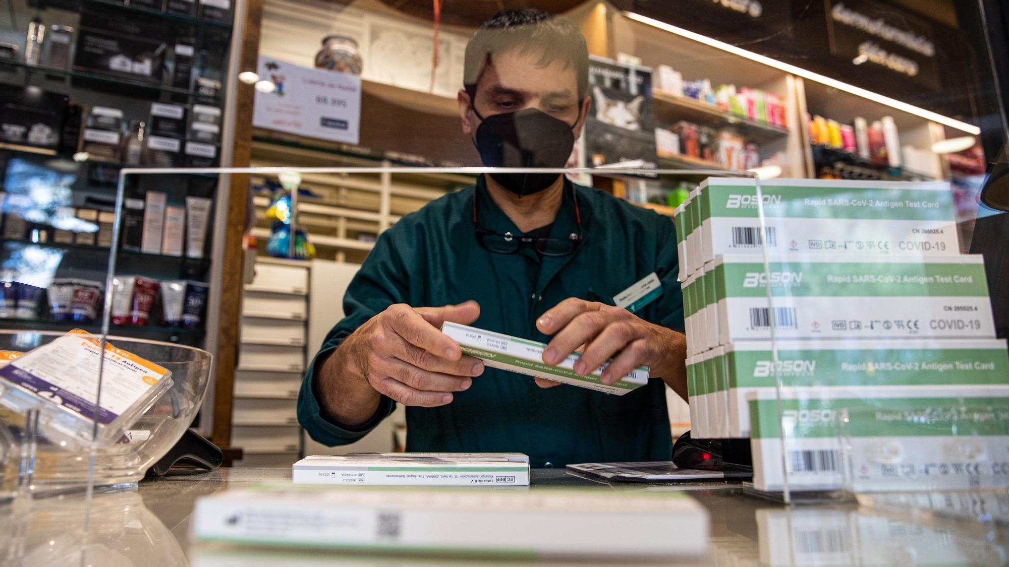 Prueba de test de antígenos en la Farmacia Universitat.