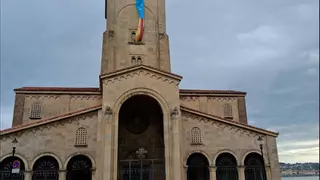 San Pedro hace patria por Covadonga, así luce el templo gijonés para honrar a la Santina: "En Gijón hay mucha devoción"