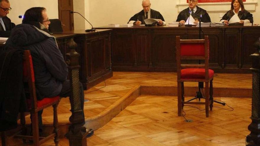 El acusado admite la estafa ante los magistrados de la Audiencia Provincial.