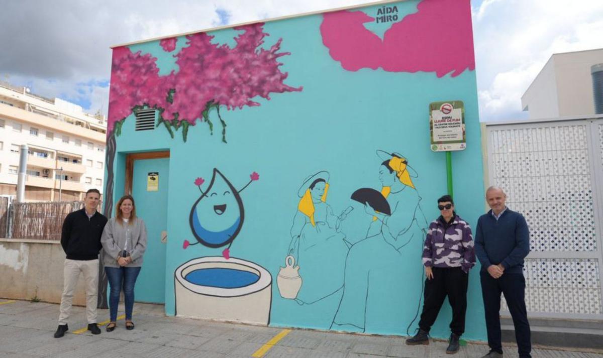 Fuster, Bernaus, Miró y Grivé, ante el nuevo mural de la artista.