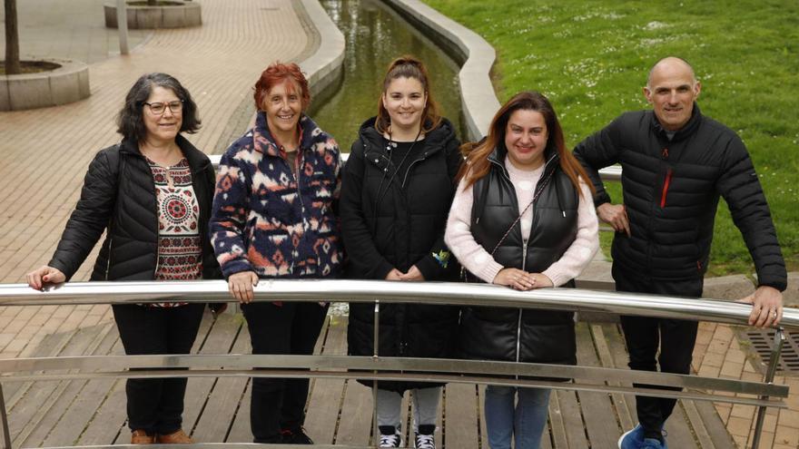 Por la izquierda, Isabel González, Geles García, Patricia Martínez, Jennifer Olmos y Miguel Ángel Martín, en el parque del Cerillero.