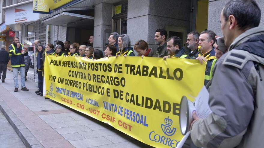 Protesta de personal de Correos en A Coruña.