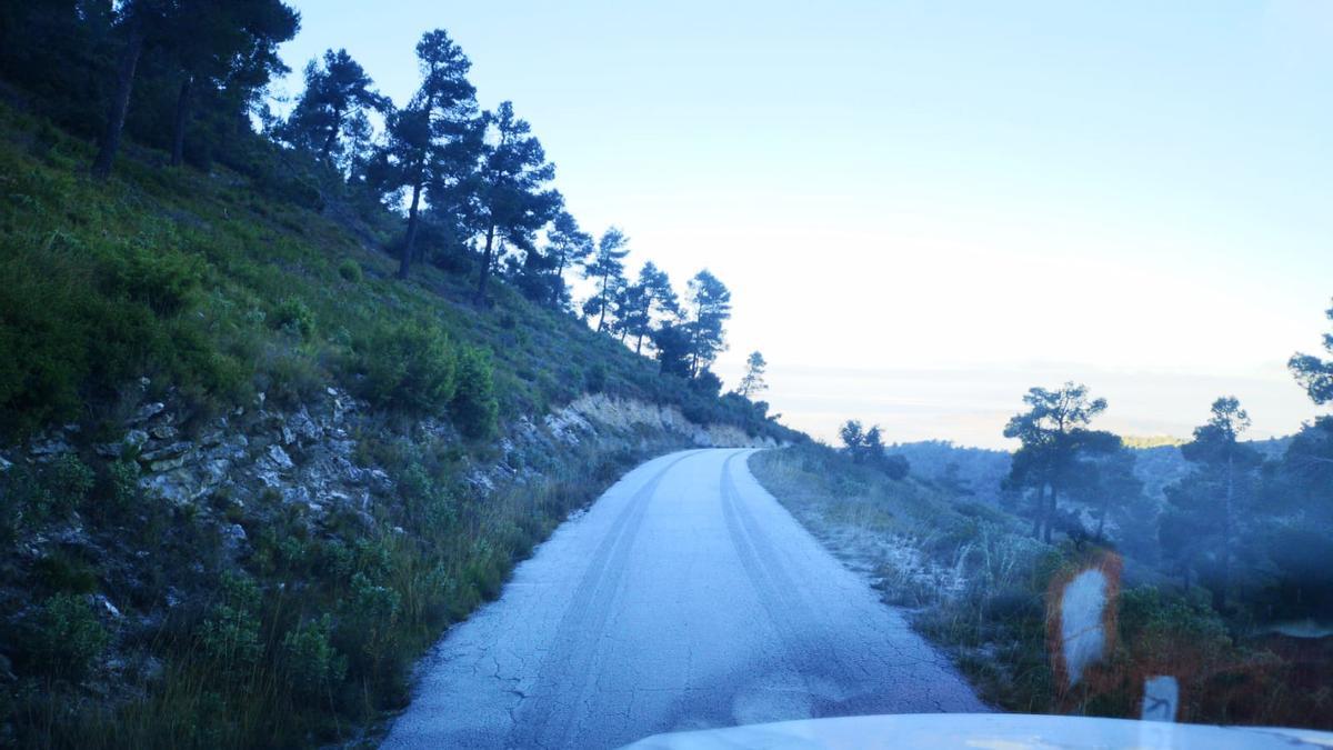 Hielo en la carretera del Reconco de Biar esta mañana.