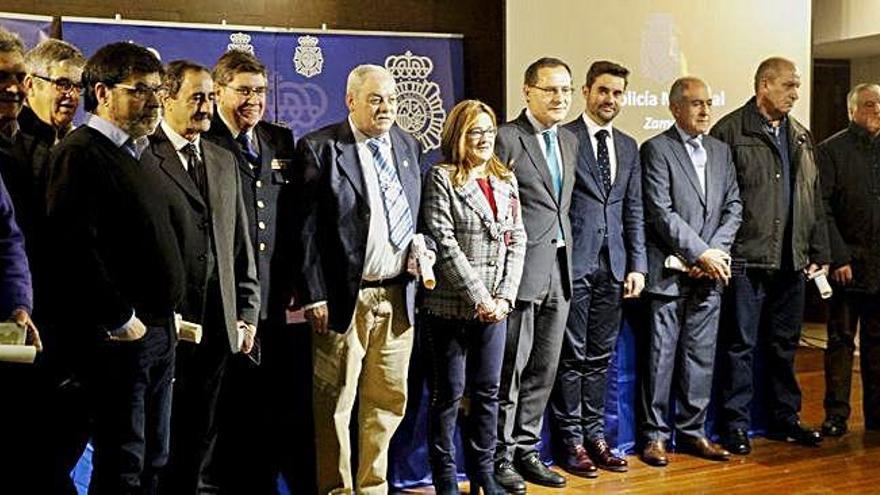 Policías nacionales jubilados, junto a las autoridades, tras recibir ayer un reconocimiento a su labor en el 195 aniversario de la creación del Cuerpo de Seguridad del Estado.