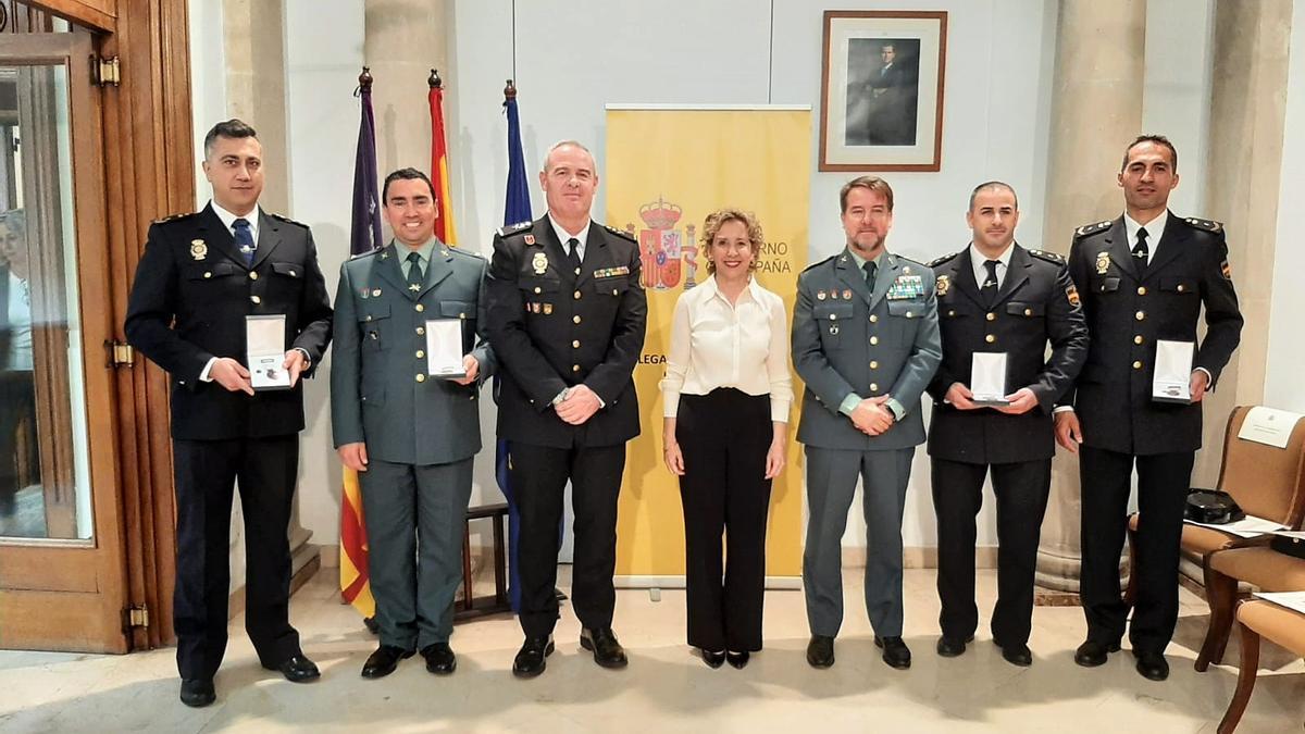 La delegada del Gobierno y los jefes de la Policía y Guardia Civil, con los galardonados.