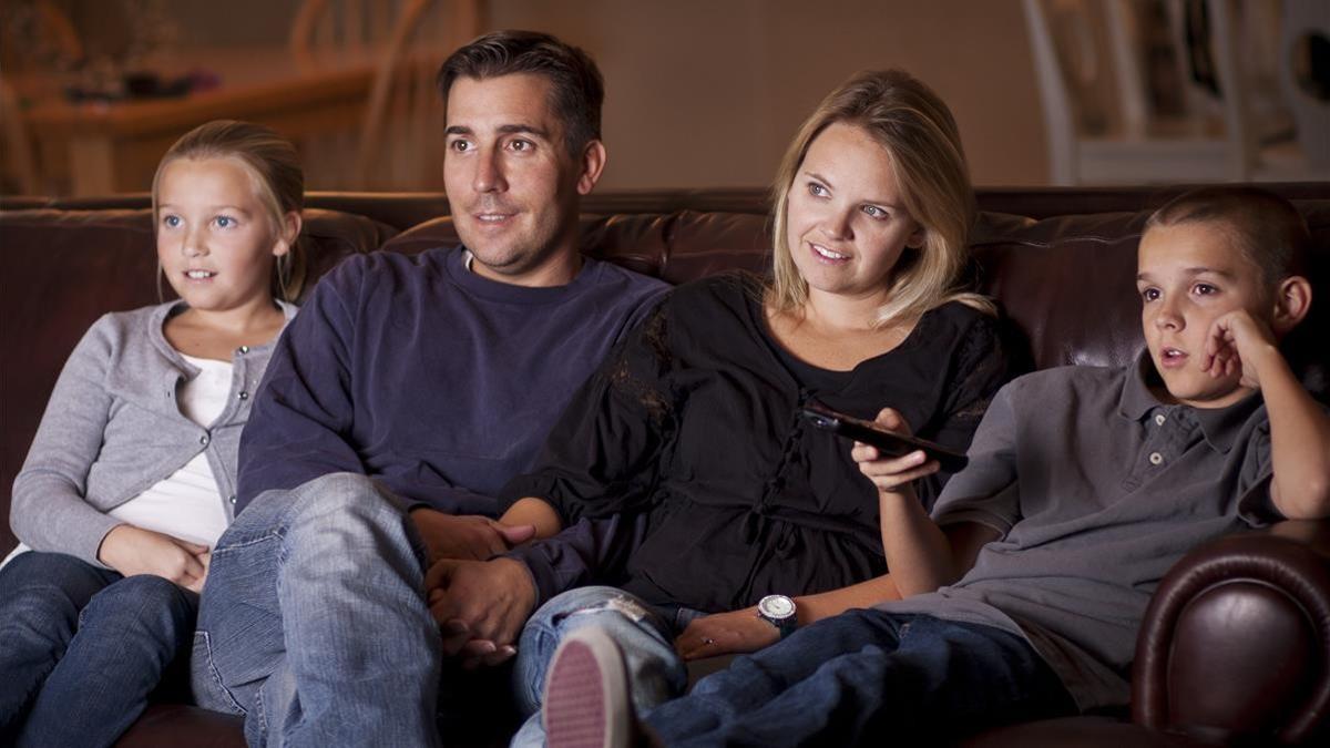 SOCIEDAD FAMILIA VIENDO LA TELEVISION