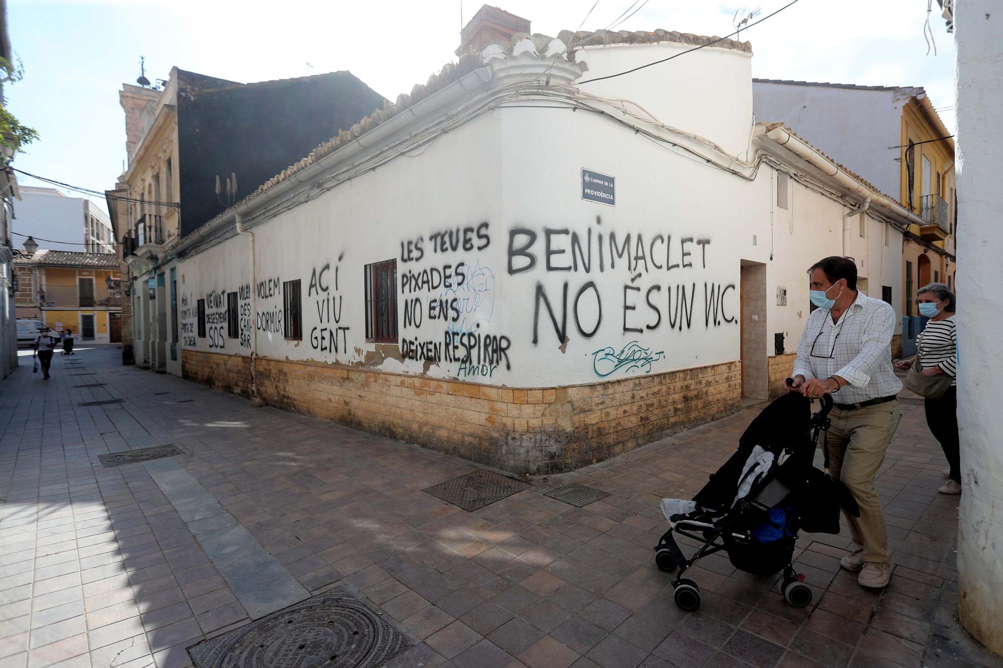 Benimaclet amanece con pintadas en contra de los botellones