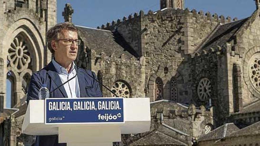 Feijóo, delante de la iglesia de la Veracruz, en Carballiño.