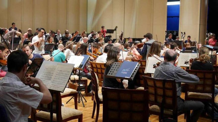 Ensayo de la Orquesta Sinfónica de Galicia, ayer en Abu Dabi.