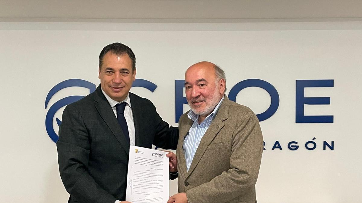 Benito Tesier, presidente de CEOE Aragón, y José Manuel Aranda, alcalde de Calatayud, este miércoles tras firmar el convenio.