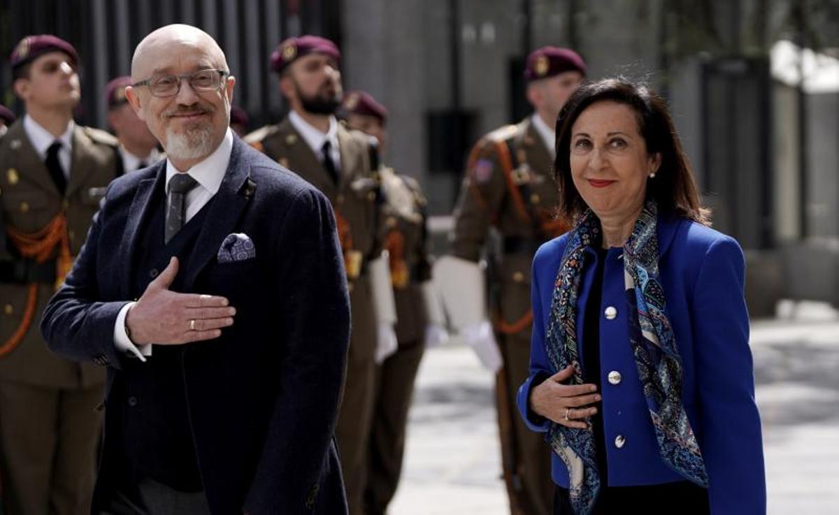 La ministra de Defensa, Margarita Robles, y su homólogo ucraniano Oleksii Reznikov, en una visita de este a Madrid en abril de 2023.
