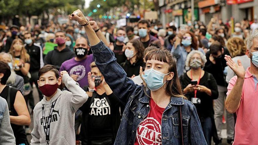 Concentració al barri de Vallecas en contra de les restriccions que entren en vigor avui