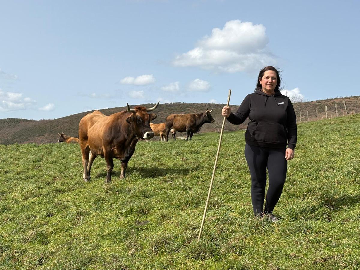 María José Menéndez en la finca con parte de sus vacas.