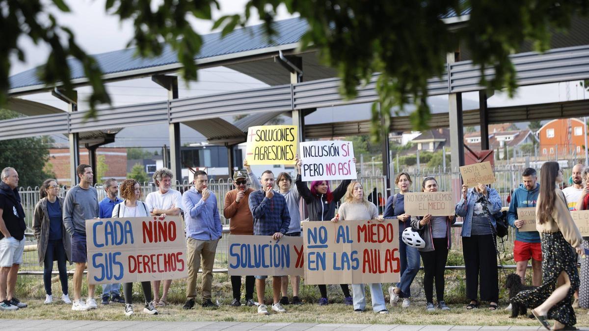 Padres asistentes a la protesta, este lunes en las inmediaciones del colegio Río Piles.