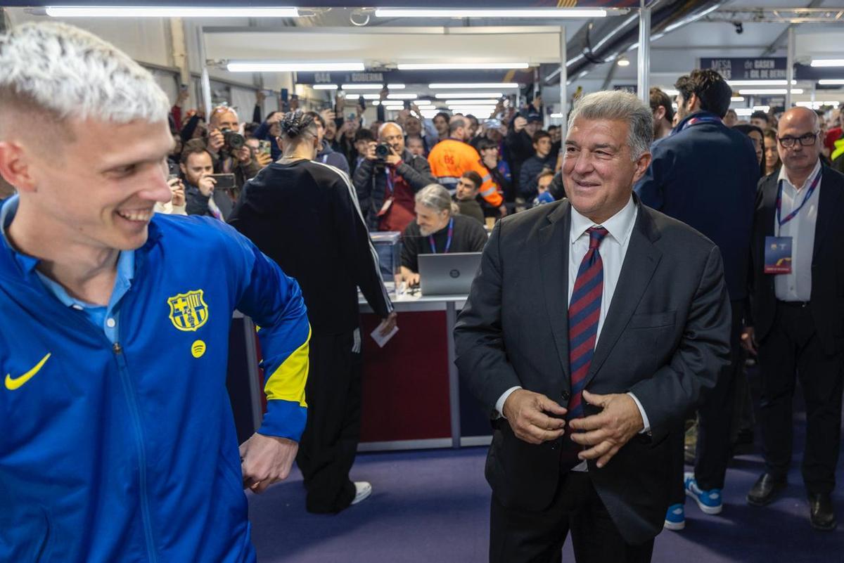 ¡Hansi Flick y los jugadores ejercen su derecho a voto junto a Joan Laporta! ¡Hansi Flick y los jugadores ejercen su derecho a voto junto a Joan Laporta!
