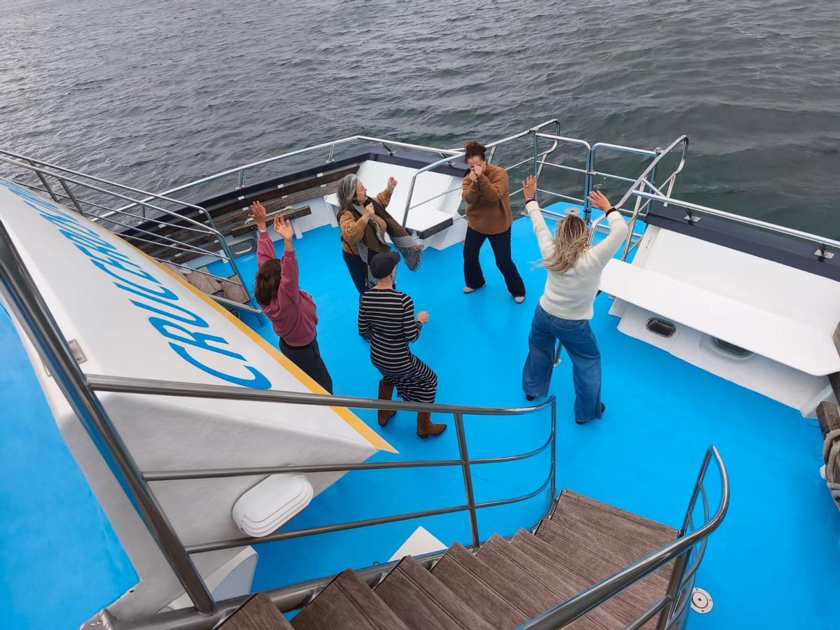 Viajeros bailando en uno de los catamaranes.