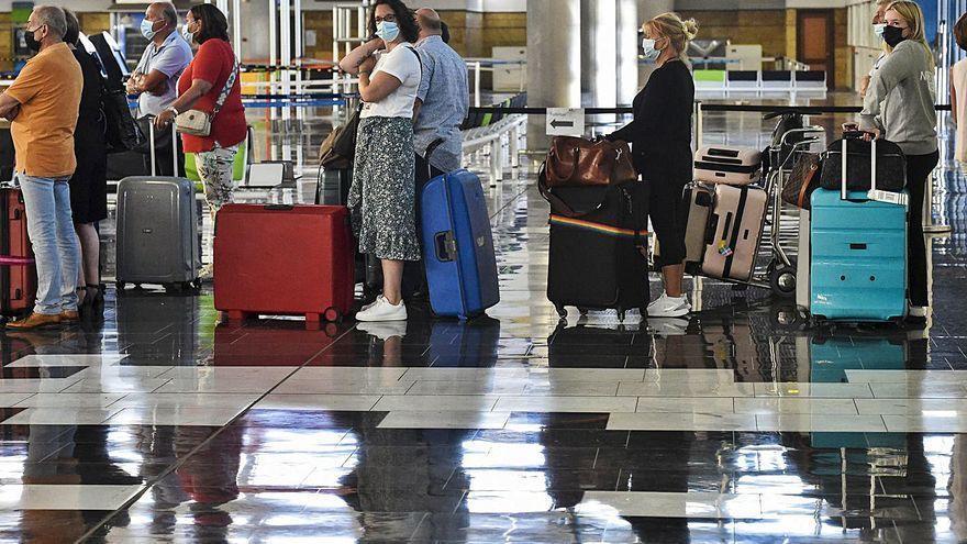 Los aeropuertos de Canarias recibieron cerca de cuatro millones de pasajeros en agosto