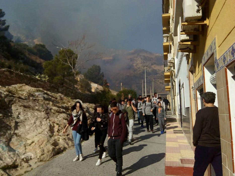 Incendio en la ladera del castillo de Cullera