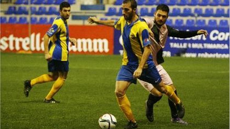 Pastor controla una pilota davant la pressió d&#039;un jugador del Sabadell B.