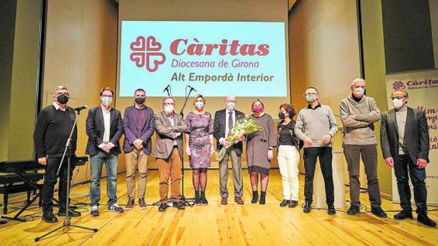 Marià Lorca amb els representants de Càritas, l’alcaldessa, exalcaldes i altres assistents | BORJA BALSERA