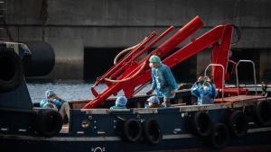 Los pasajeros afectados por un brote de hantavirus desembarcan del MV Hondius fondeado en Tenerife
