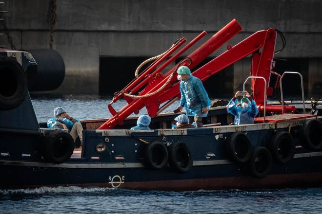 Los pasajeros afectados por un brote de hantavirus desembarcan del MV Hondius fondeado en Tenerife