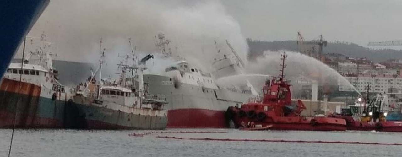 El incendio castiga ya al pesquero de Bouzas con una escora extrema