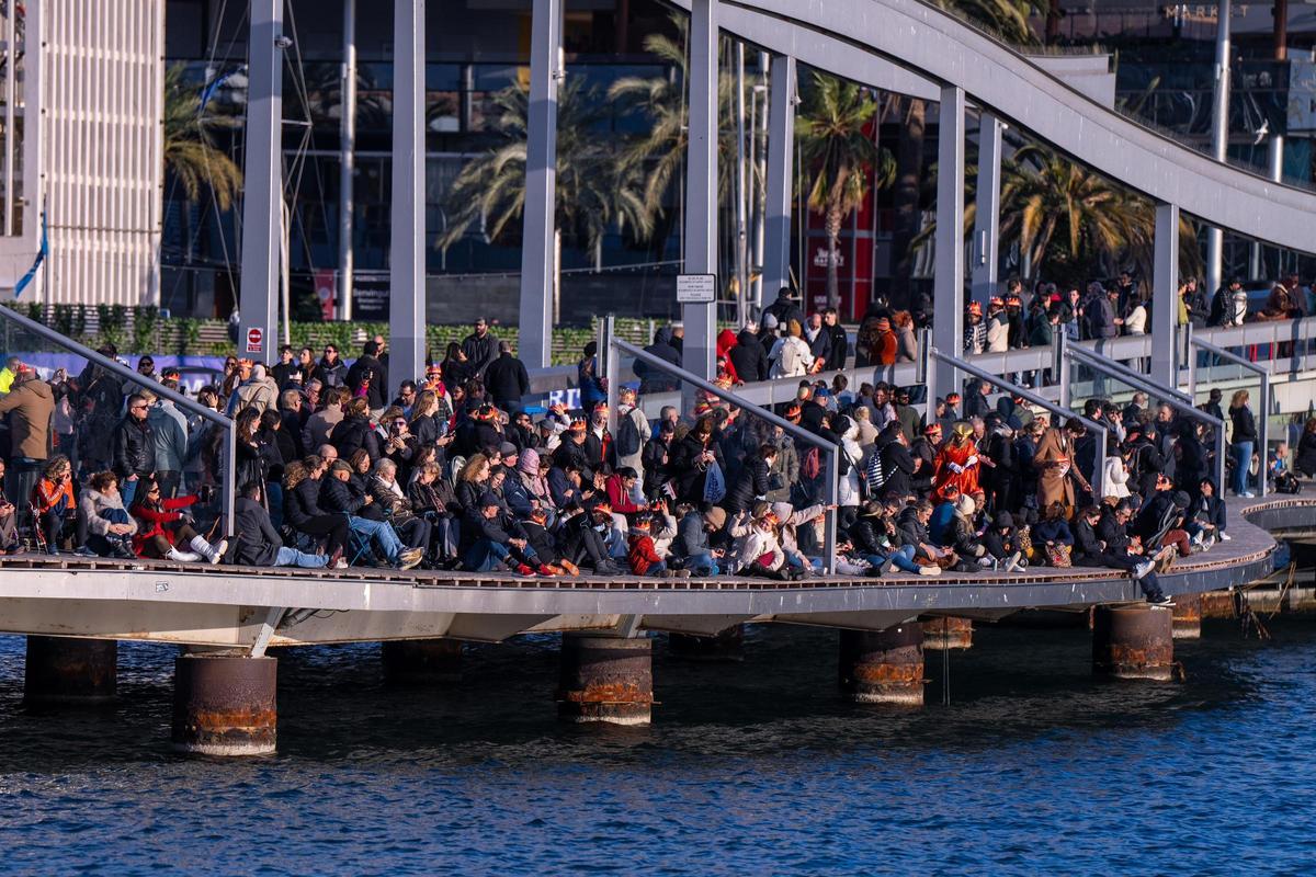 Miles de personas colman la costa de Barcelona para dar la bienvenida a los Reyes Magos