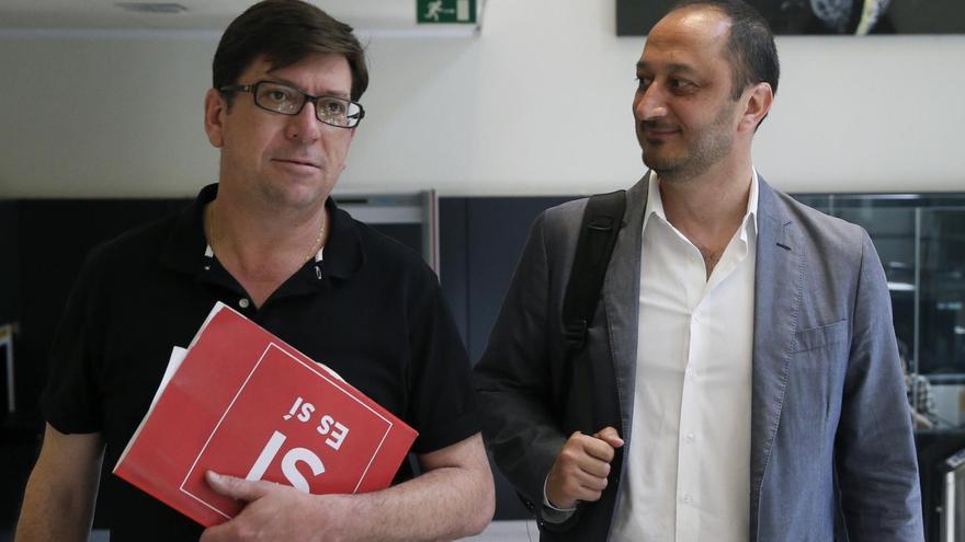 Paco Salazar (izquierda) junto a Alfonso Gómez de Celis durante las primarias del PSOE en 2017.