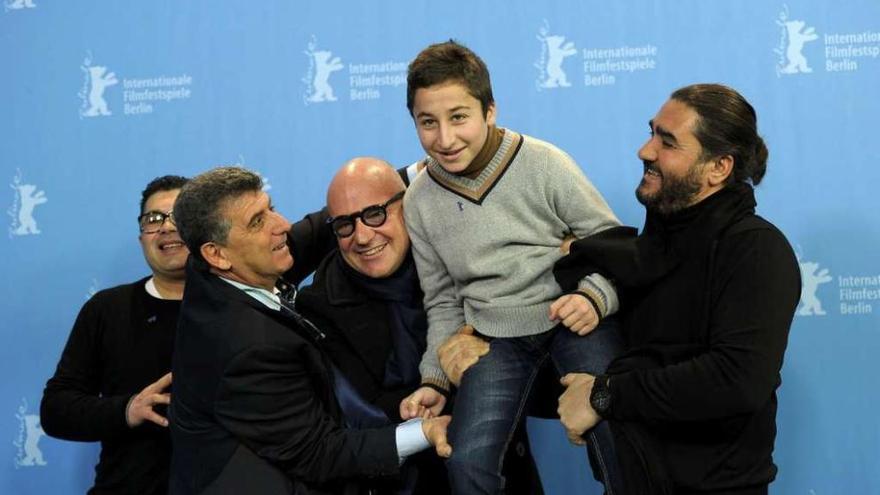 Gianfranco Rosi, ayer, con parte del equipo de la película.