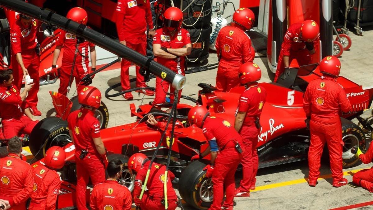 Los mecánicos preparan el coche de Vettel, en Spielberg.