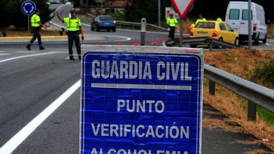 Señal de aviso de un control de alcoholemia en una carretera gallega.