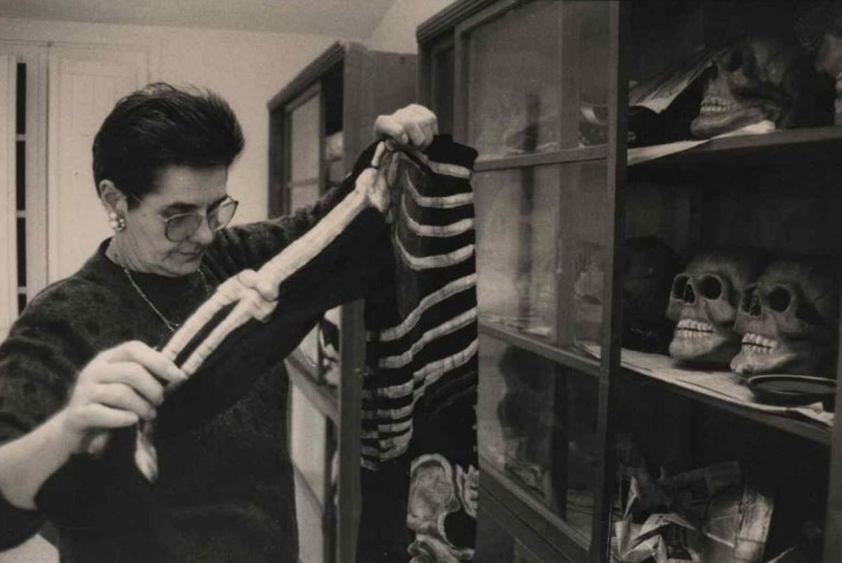 Maria Ruart, preparant el vestuari de la Processó de Verges.