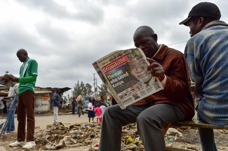 Dos hombres leyeron un periódico local con la tapa dedicada al legado de Koffi Annan,en el suburbio de Huruma, en Nairobi.