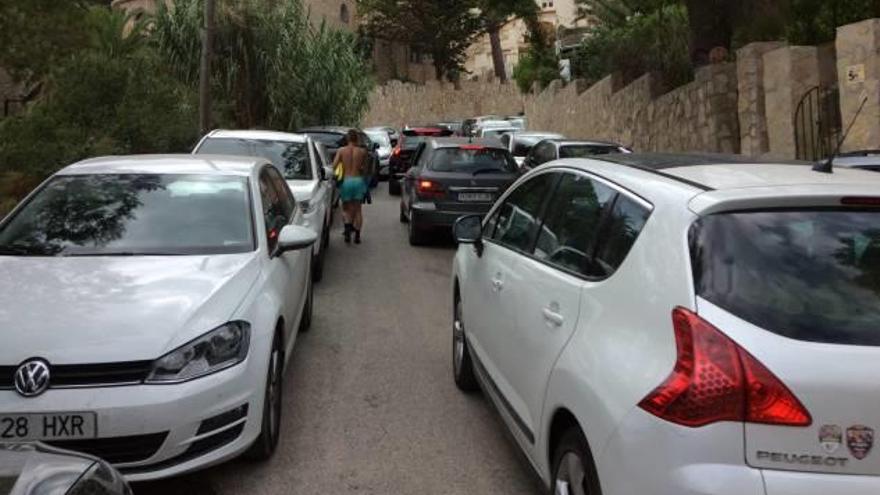 El caos de coches en las calas de Xàbia se apodera ahora de la Barraca