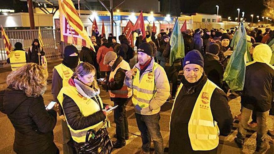 Treballadors concentrats a les portes de la fàbrica Nestlé de Girona, el gener.