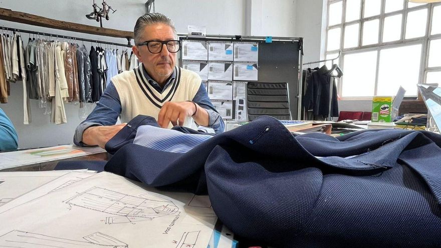 Do Rego en pleno proceso de
creación de moda. | FDV